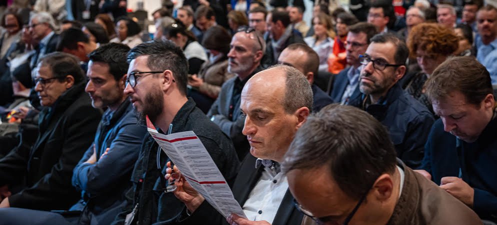 Visiteurs sur un stand SIFER